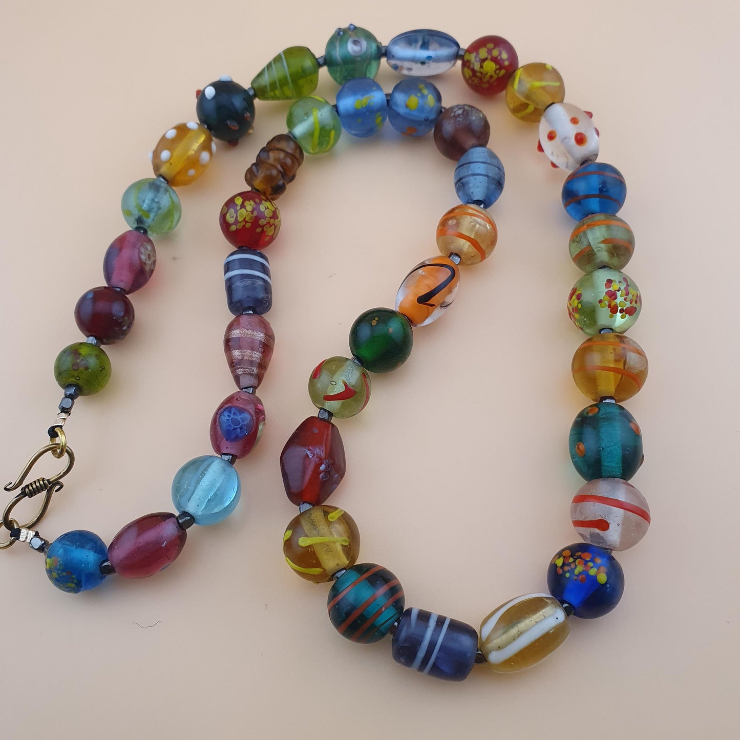 Halskette aus venezianischen Glasperlen im Vintage-Stil: Aventurin & Skunk Glas