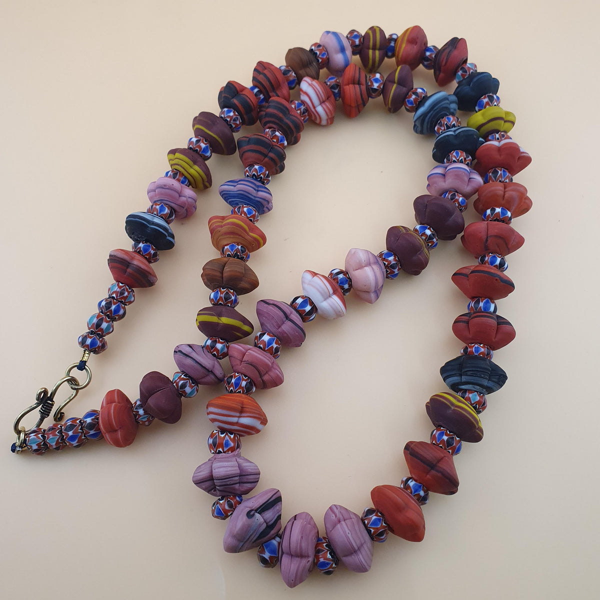 Collier perles de verre vintage vénitien style africain forme fleur et chevrons 26 pouces