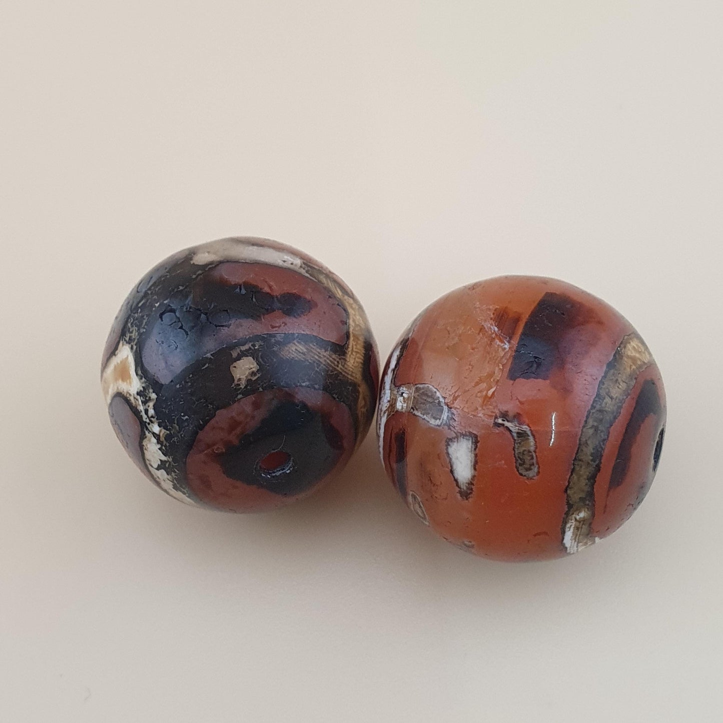 Los von 2 Vintage gravierten Karneolachatperlen Amulett