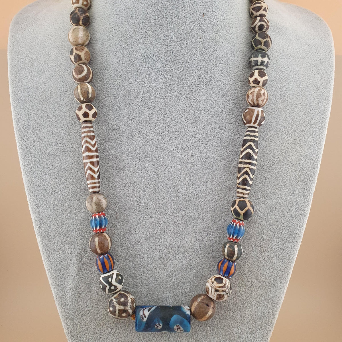 Collier Birman en perles Pumtek, Pyu et verre mélangées, Asie-Afrique, 50 cm