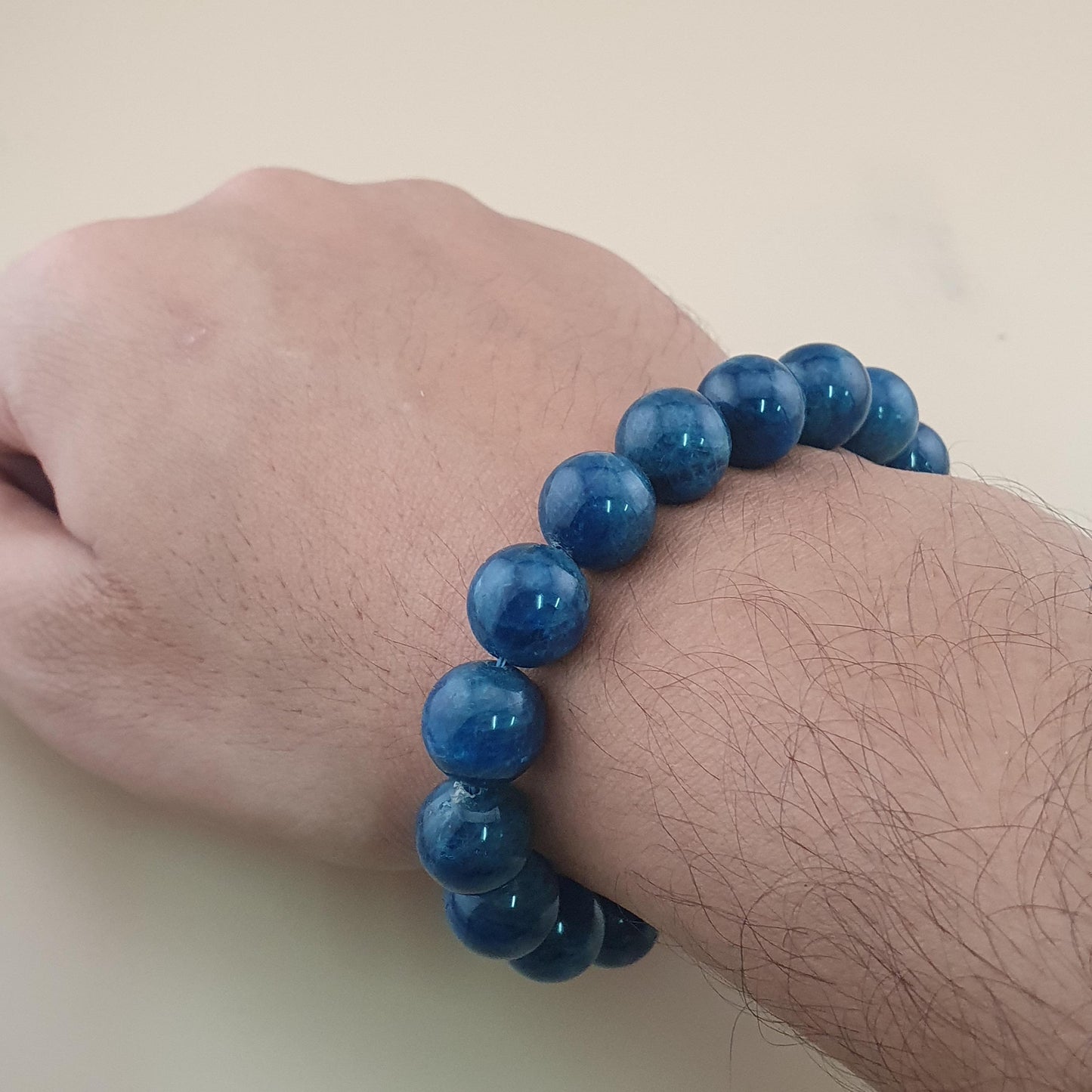 Armband aus polierten, runden Apatitperlen in Tiefseeblau
