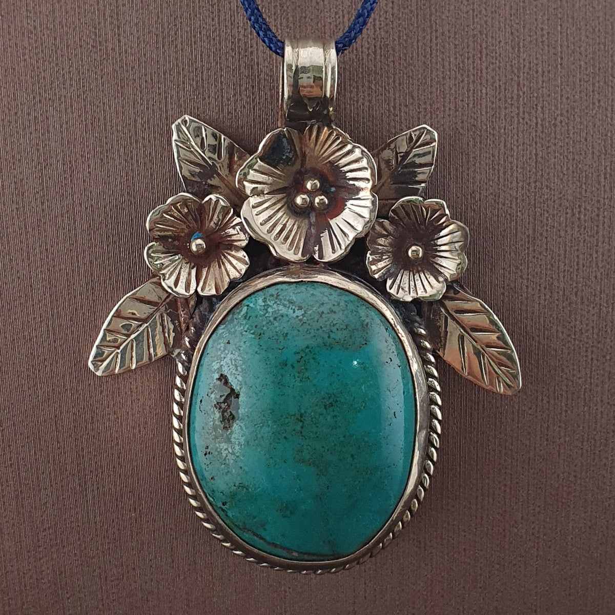 Pendentif en Laiton et Turquoise à Motif Floral Vintage