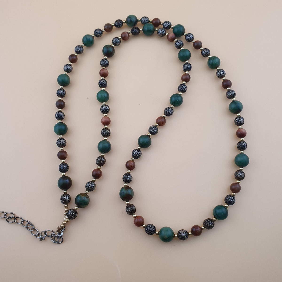 Collier Perles Vintage de Jade, Œil de Tigre et Vieux Laiton