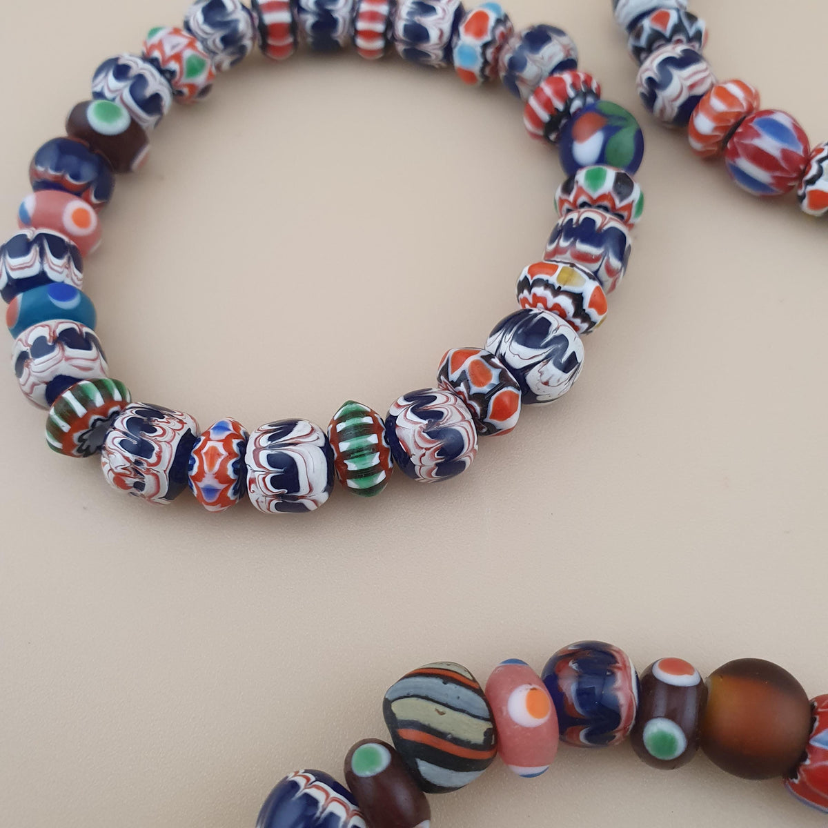 Lot vintage de 4 bracelets avec perles en verre de style vénitien mélangées