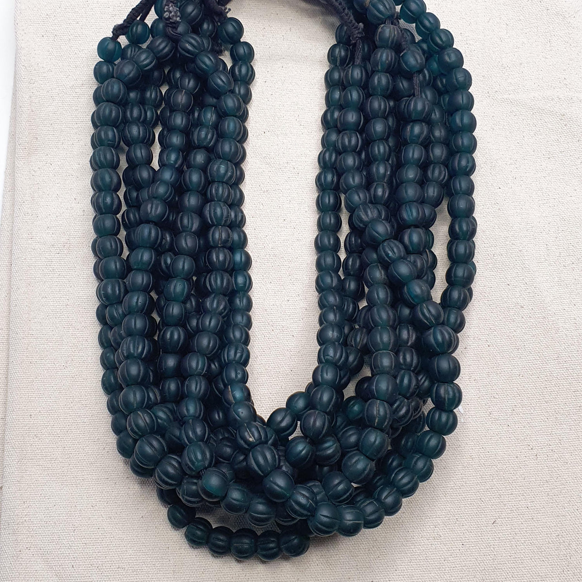 Ancien collier de perles africaines en verre en forme de melon - 22 pouces