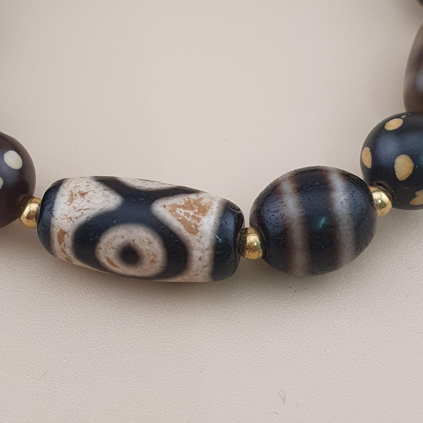 Vintage Himalayan Tibetan Dzi Achat Perlen 2-Augen Armband mit gepunktetem Quarz