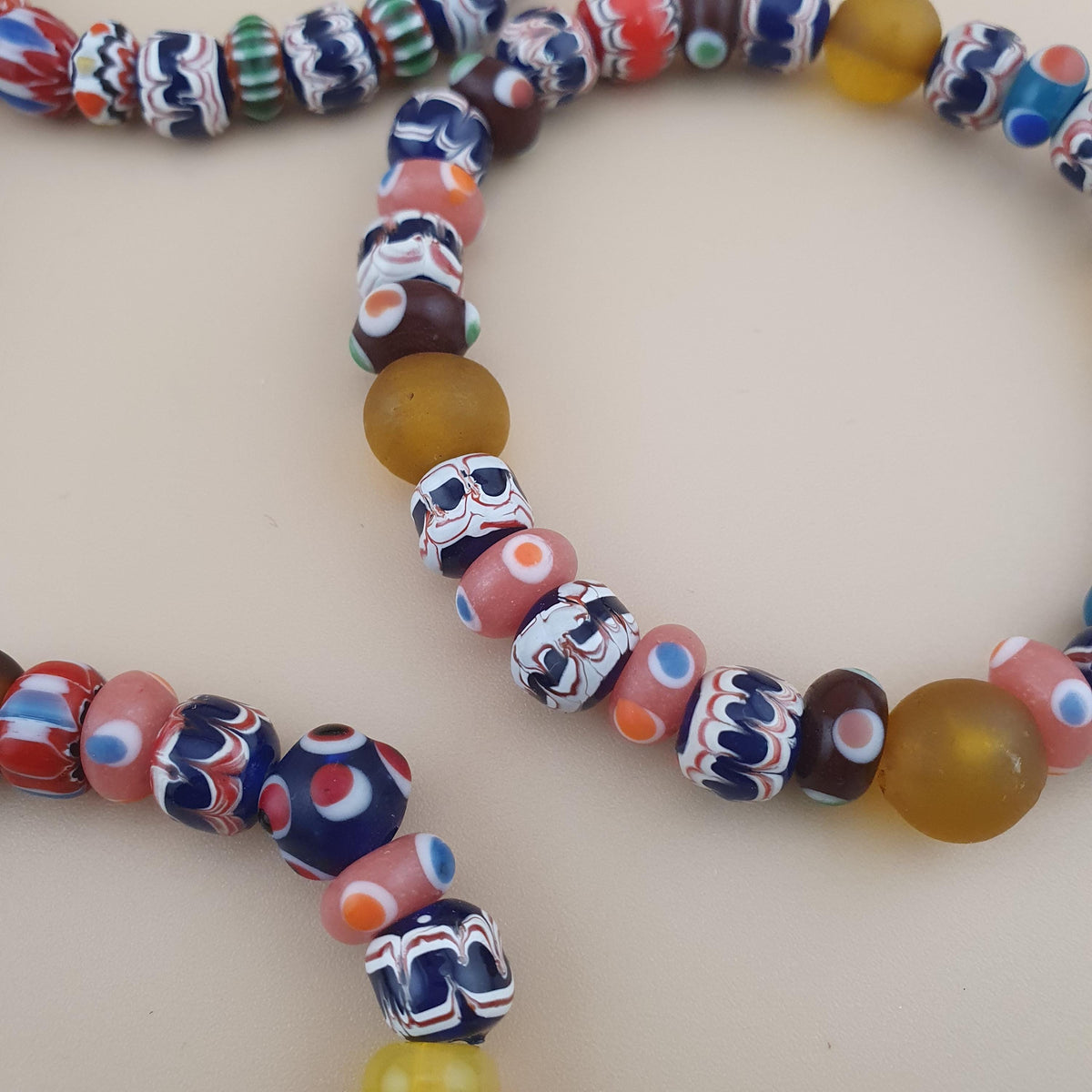 Lot vintage de 4 bracelets avec perles en verre de style vénitien mélangées