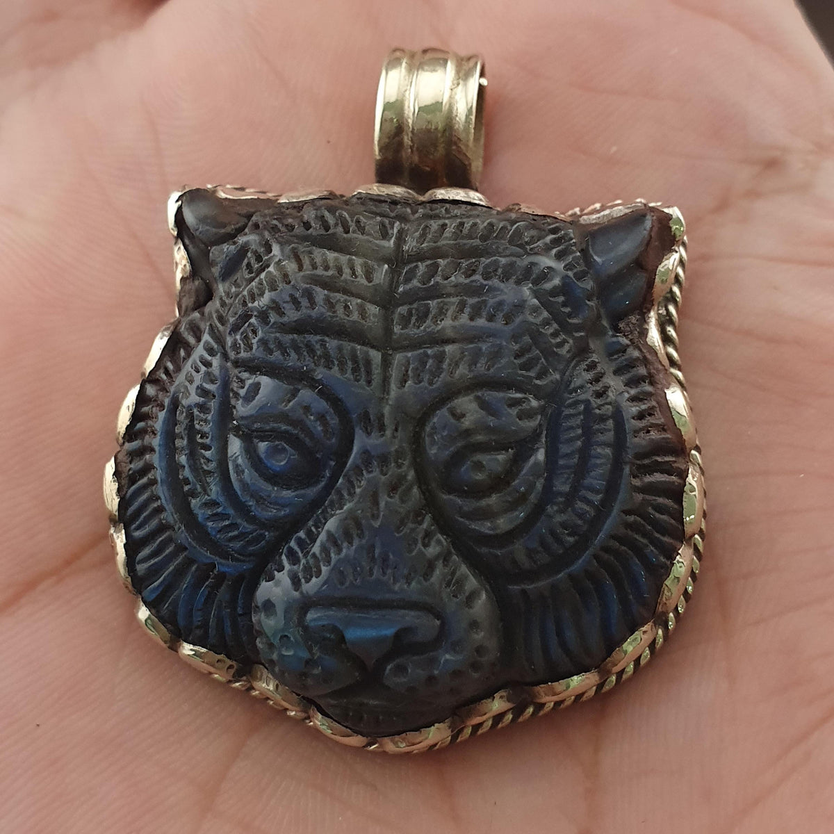 Pendentif ancien en laiton avec pierre taillée face de tigre en labradorite