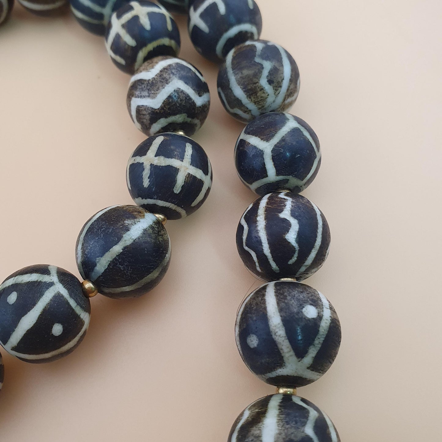 Antike burmesische Pumtek-Pyu-Perlenkette: Versteinertes Holz, Stammes-Schmuck