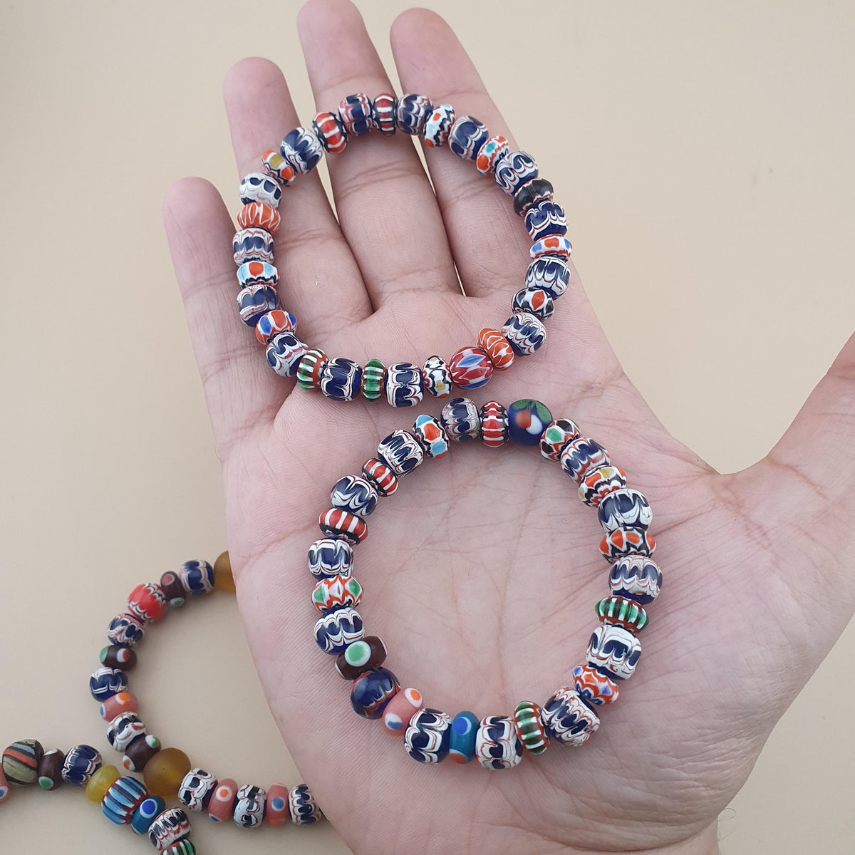 Lot vintage de 4 bracelets avec perles en verre de style vénitien mélangées