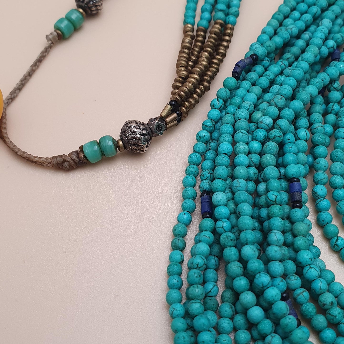 Vintage Tribal Mehrreihige Halskette mit Türkis, Howlith und Lapislazuli mit antikem Messing-Design