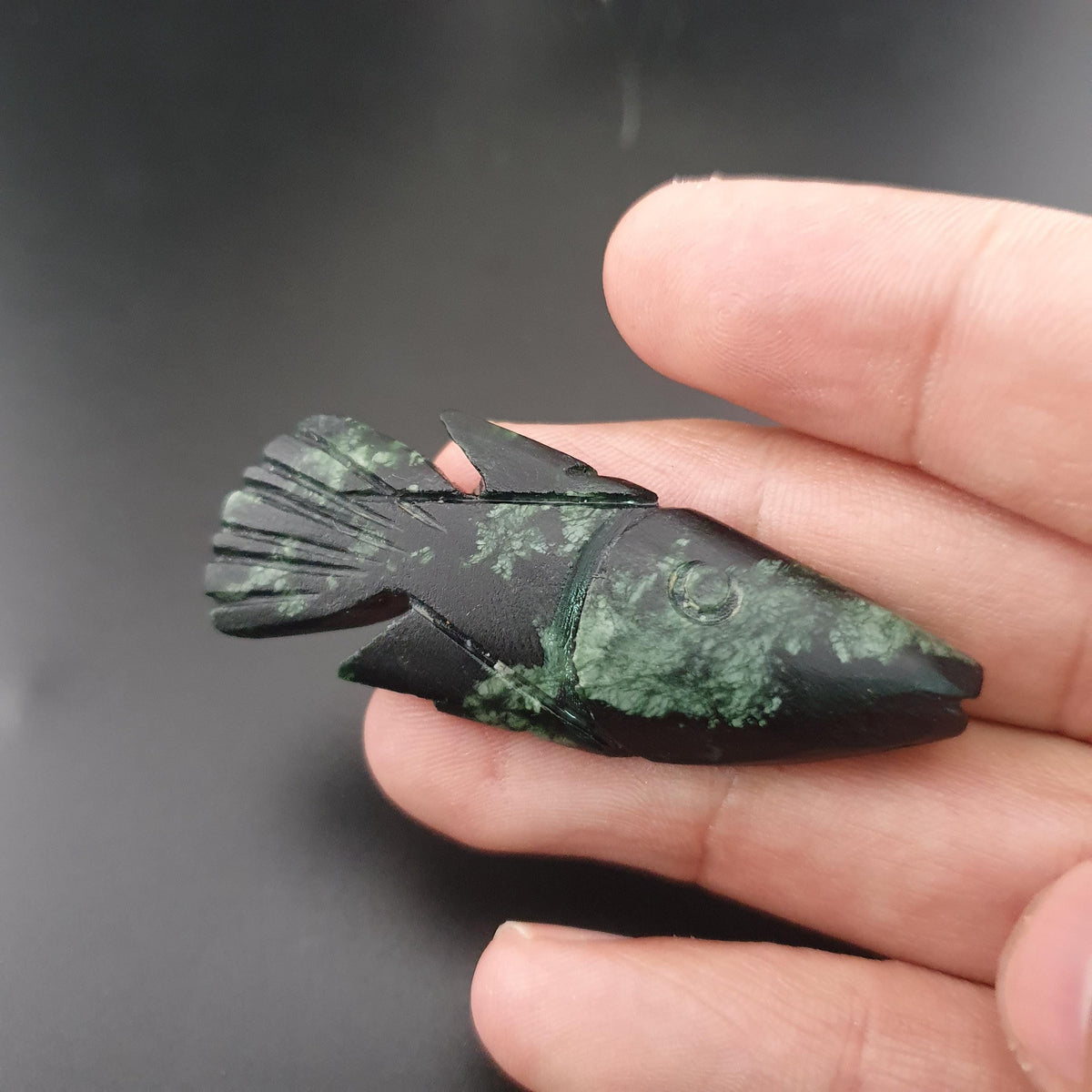 Lot de 3 pendentifs vintage en jade sculpté : un en forme de poisson, deux en forme de cœur vert.