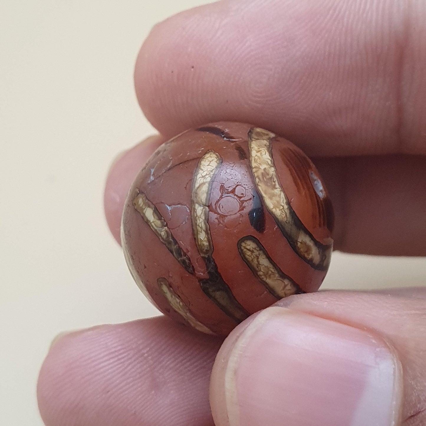 Lot von 2 antiken Amuletten aus geätzten Karneol-Achatperlen