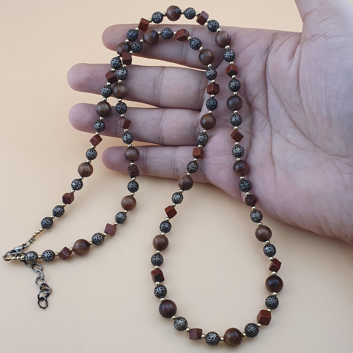 Collier vintage œil de tigre, jaspe et perles en laiton ancien