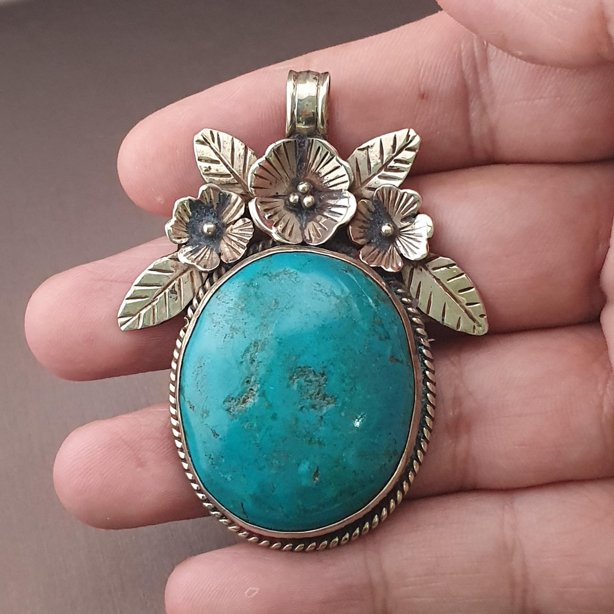 Pendentif vintage en laiton avec motif floral turquoise
