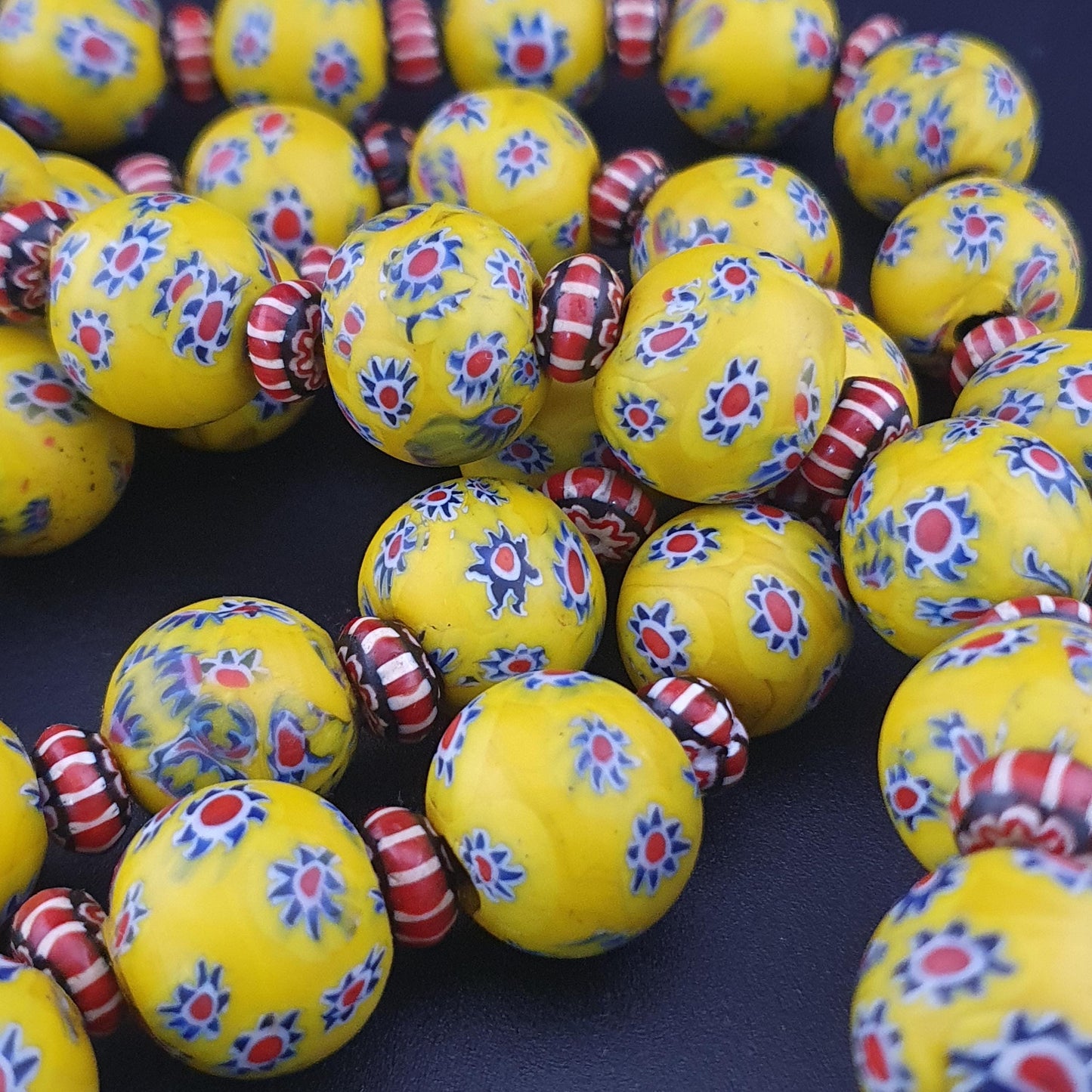 Antike venezianische gelbe Millefiori-Glasperlen & Chevron-Halskettenstrang