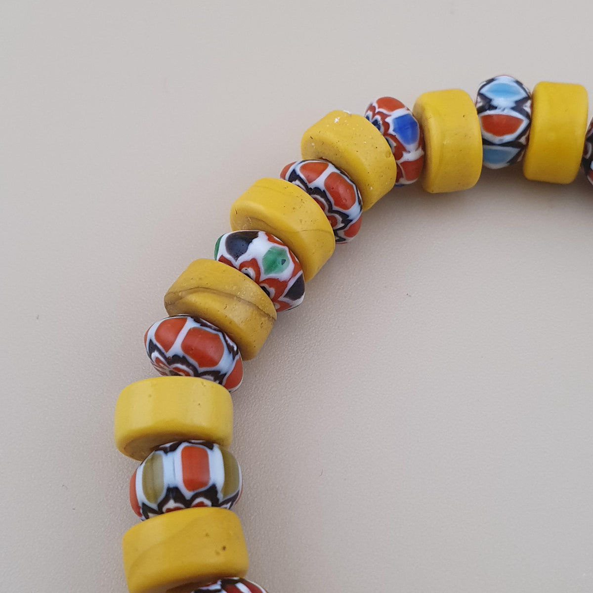 Bracelet en perles de verre vénitiennes vintage jaunes et à chevrons de style africain