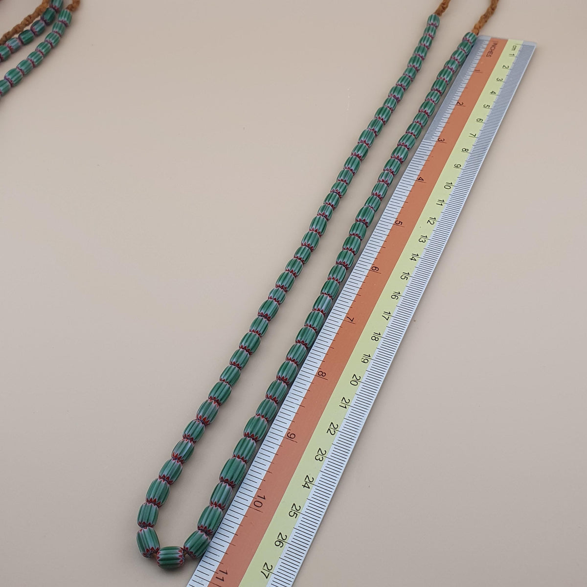 Collier de perles de verre Chevron vert vintage - Style vénitien, 56 cm