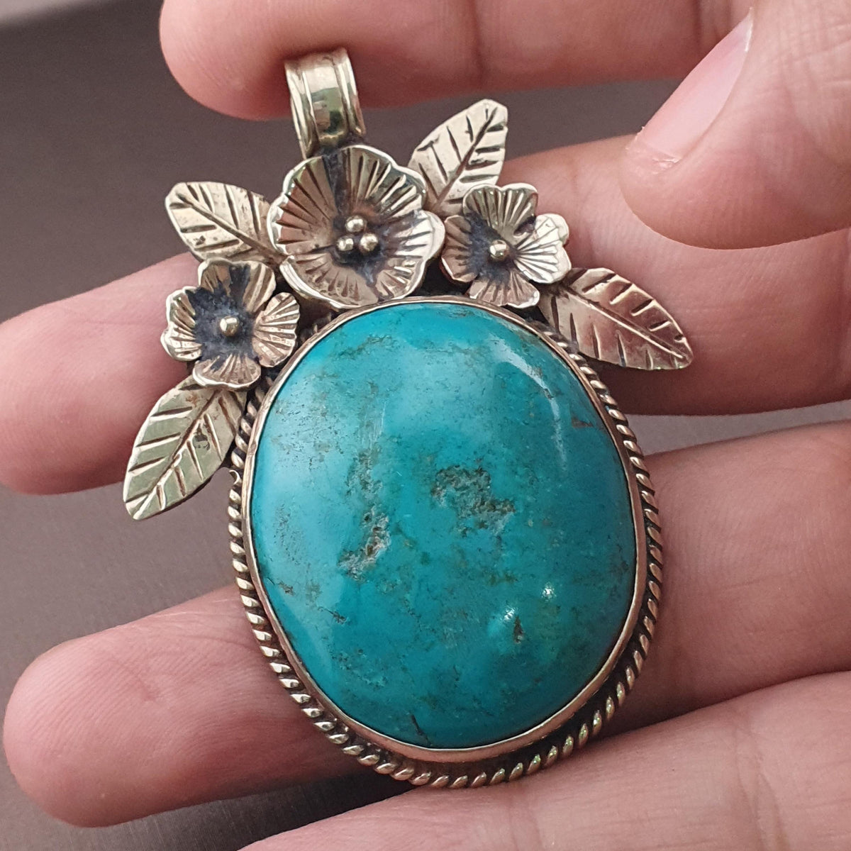 Pendentif vintage en laiton avec motif floral turquoise
