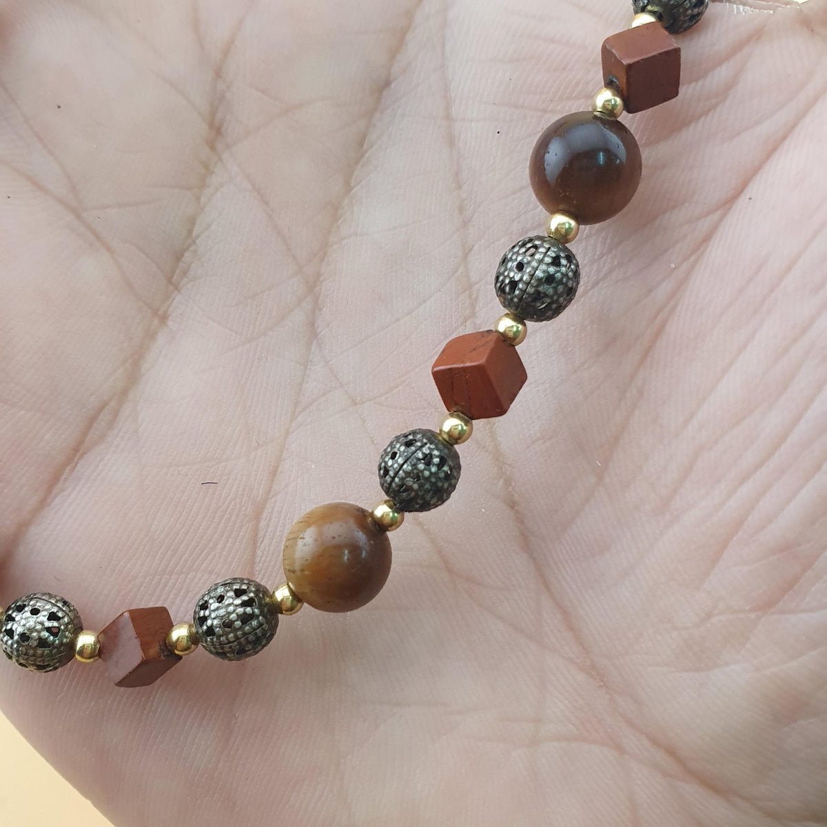 Collier vintage œil de tigre, jaspe et perles en laiton ancien