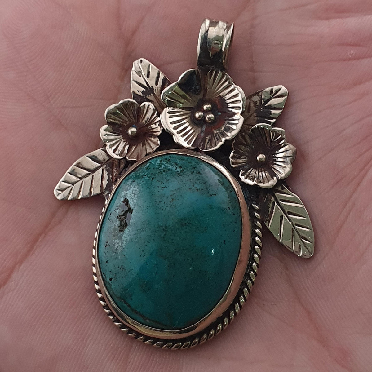 Pendentif en Laiton et Turquoise à Motif Floral Vintage