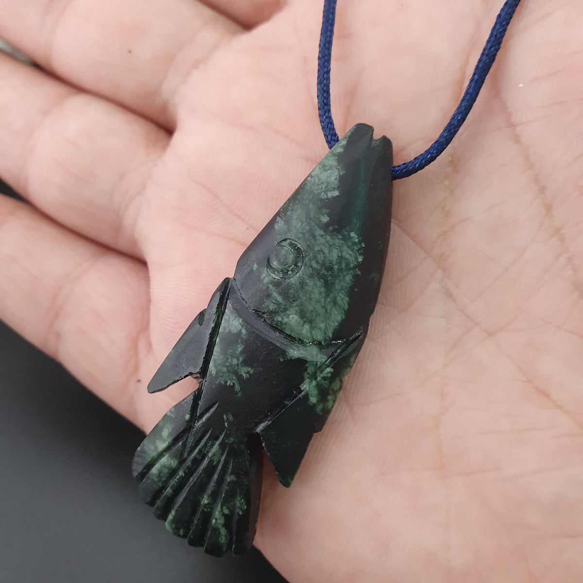 Lot de 3 pendentifs vintage en jade sculpté : un en forme de poisson, deux en forme de cœur vert.