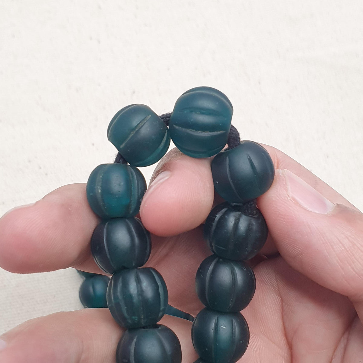 Ancien collier de perles africaines en verre en forme de melon - 22 pouces