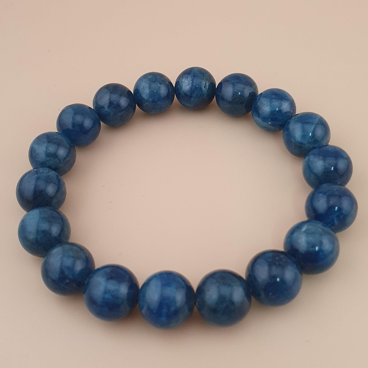 Armband aus polierten, runden Apatitperlen in Tiefseeblau