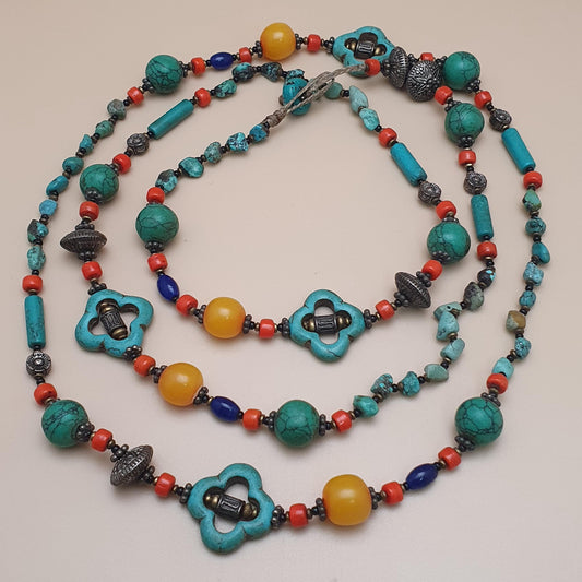 Vintage Stammeskette Lapislazuli, Koralle, Perlen & Howlith Kleeblatt-Anhänger