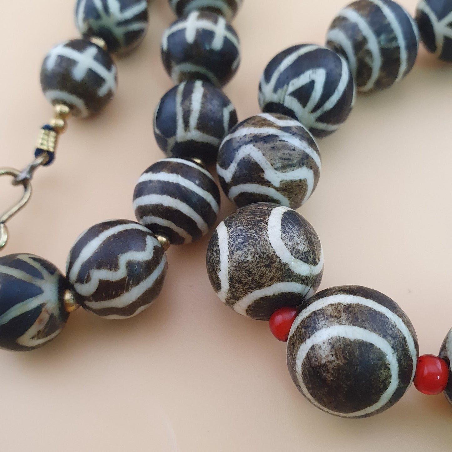 Antike burmesische Pumtek-Pyu-Perlenkette: Versteinertes Holz, Stammes-Schmuck