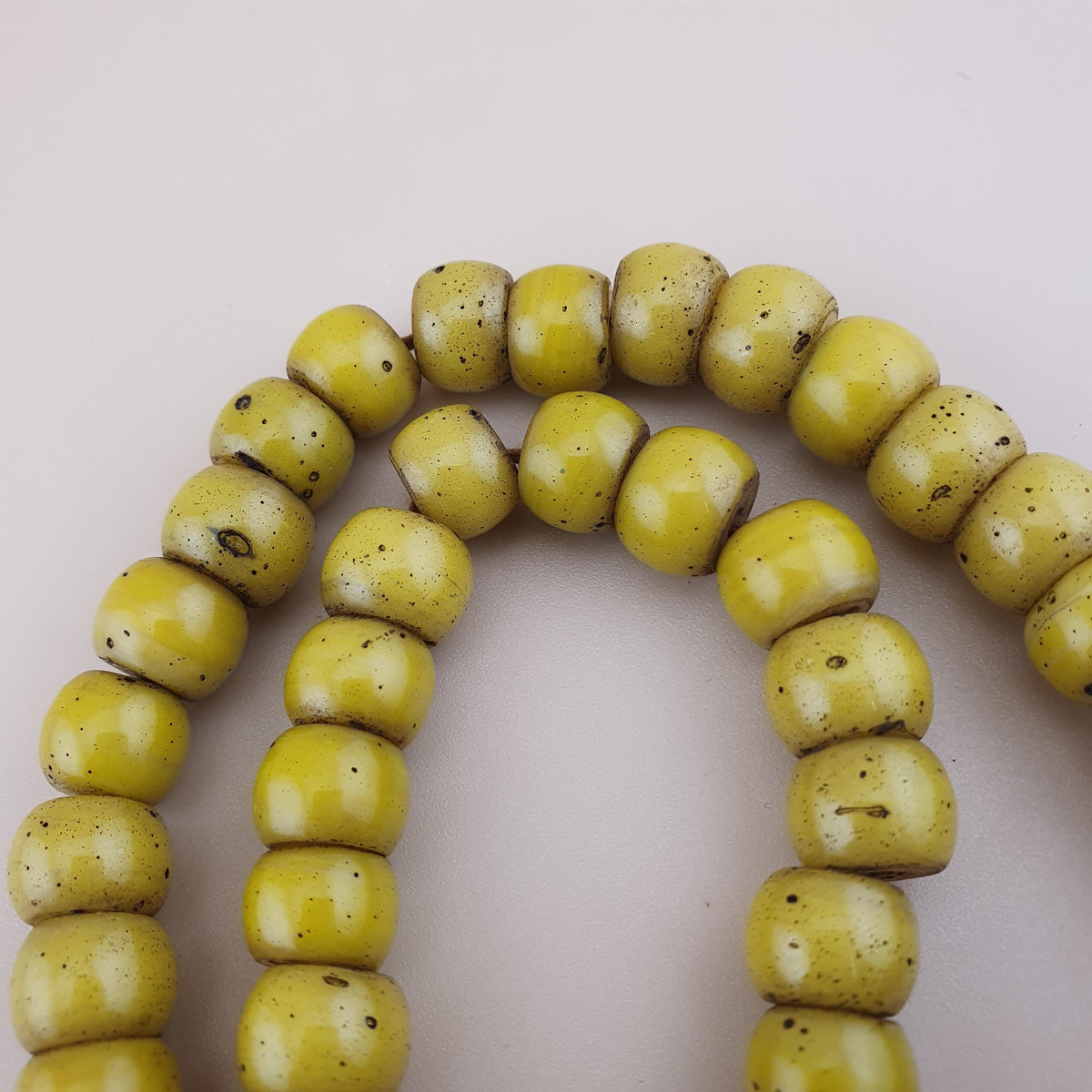 Anciennes Perles en Verre Jaunes Style Africain, 22 pouces