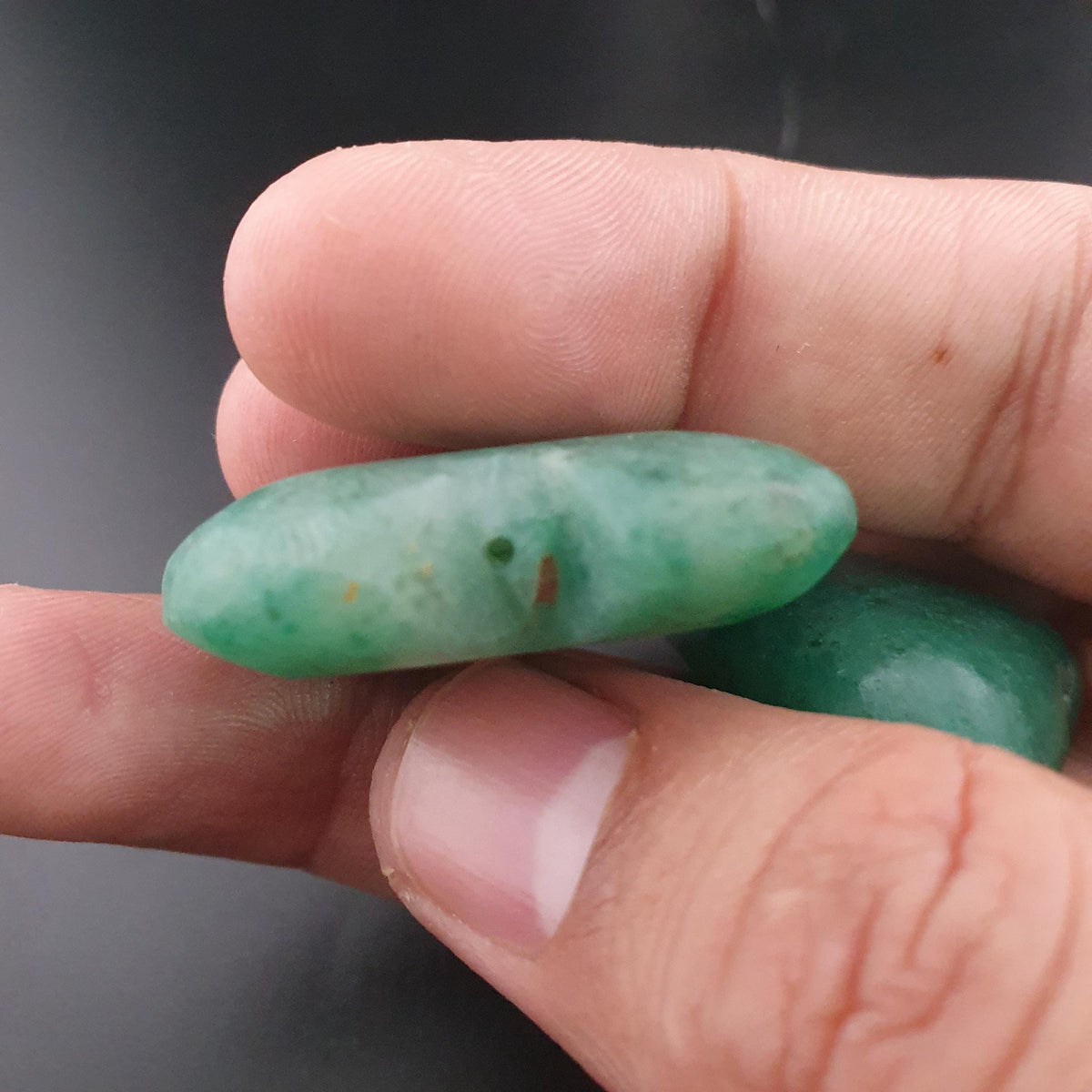 Lot de 3 pendentifs vintage en jade sculpté : un en forme de poisson, deux en forme de cœur vert.