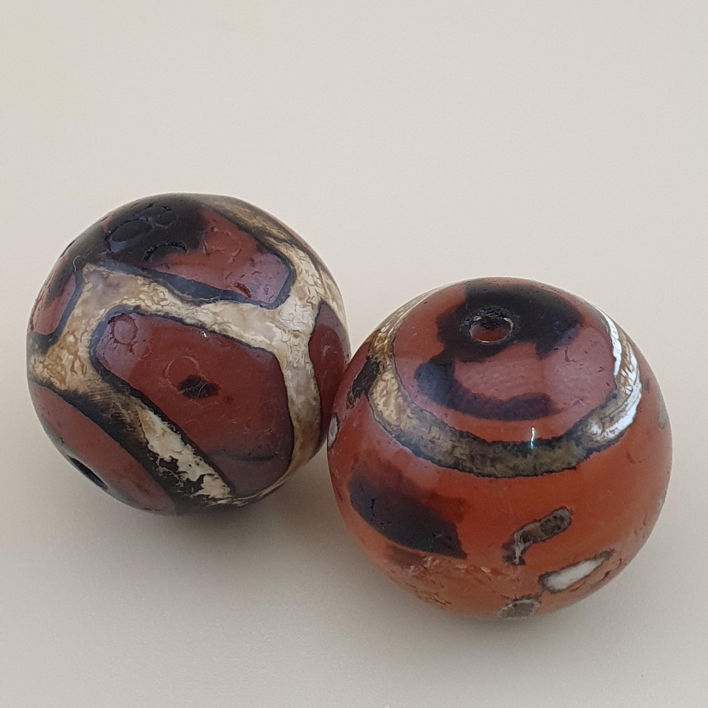 Los von 2 Vintage gravierten Karneolachatperlen Amulett
