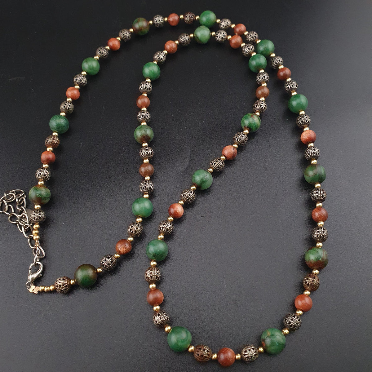 Collier Perles Vintage de Jade, Œil de Tigre et Vieux Laiton