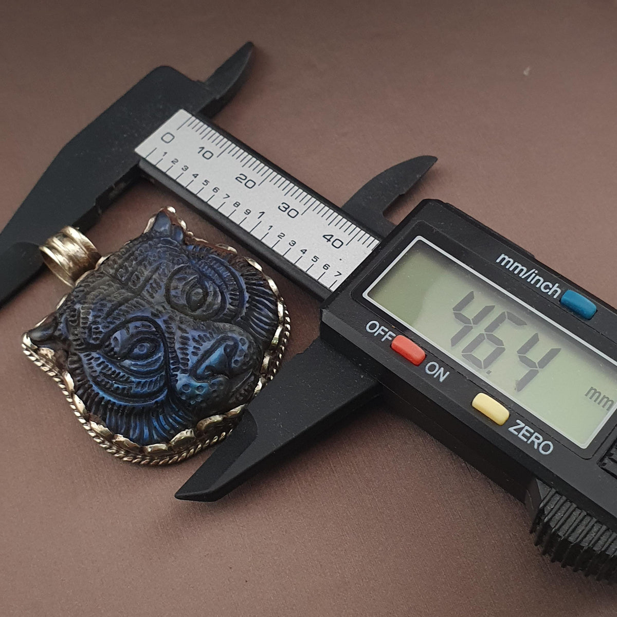 Pendentif ancien en laiton avec pierre taillée face de tigre en labradorite