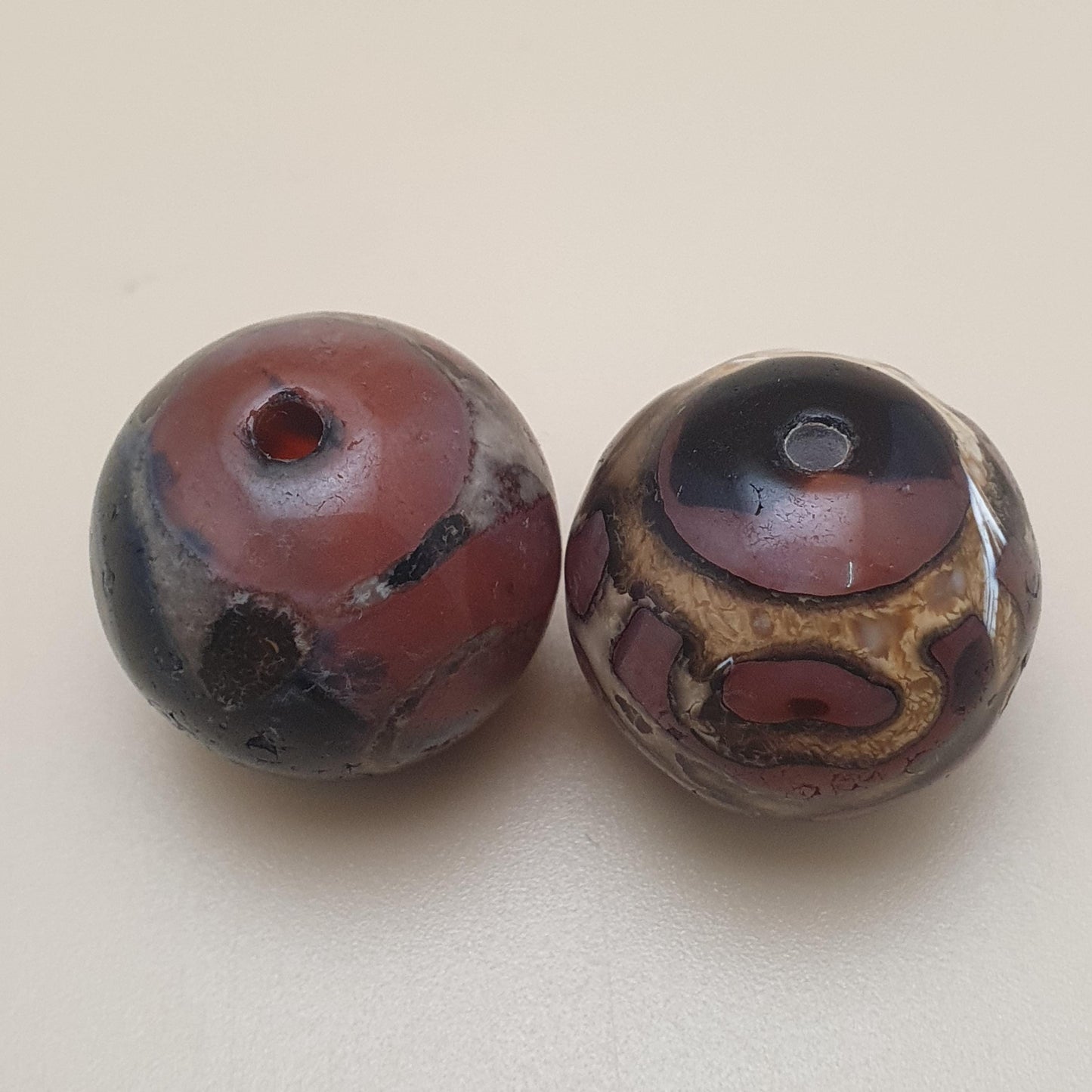 Antikes Los von 2 geätzten Karneol-Achatperlen-Amuletten
