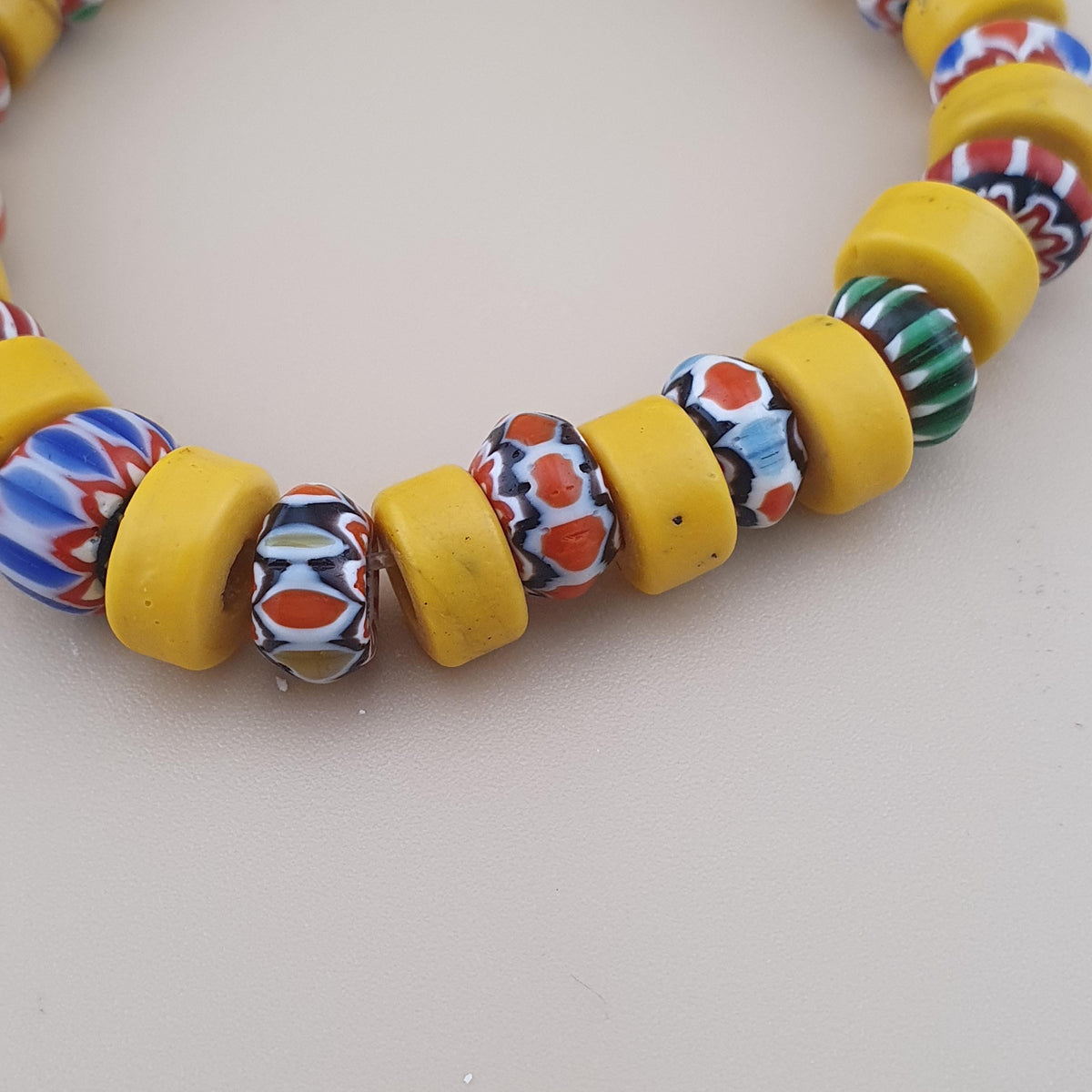Bracelet en perles de verre vénitiennes vintage jaunes et à chevrons de style africain