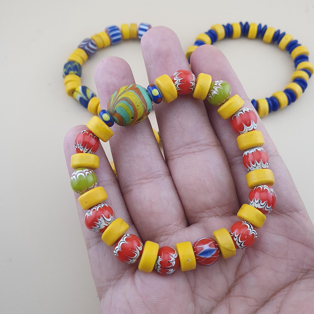 Lot vintage de 4 bracelets avec perles en verre africaines et de troc, jaunes assorties