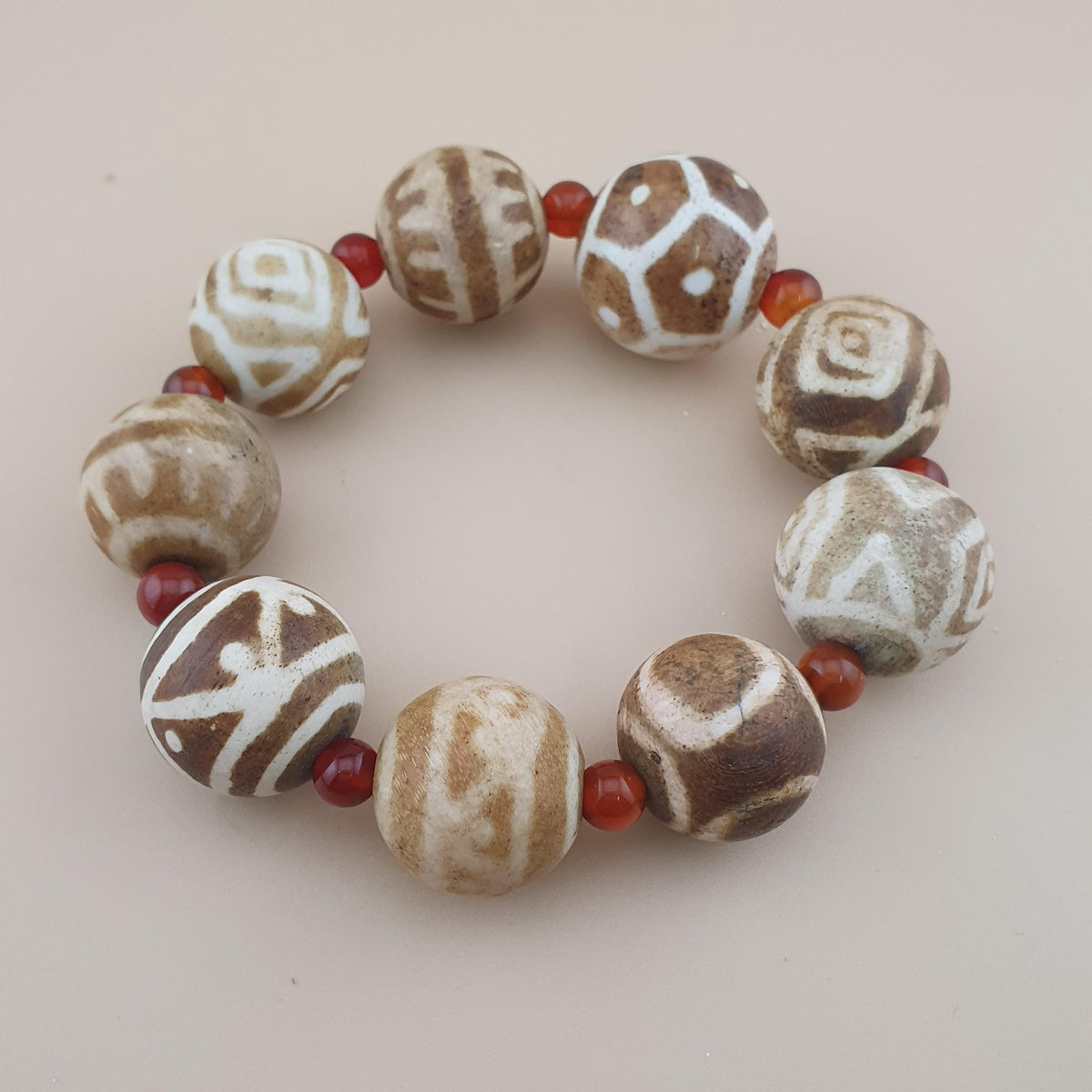 Bracelet vintage birman en perles de bois pétrifié Pumtek Pyu