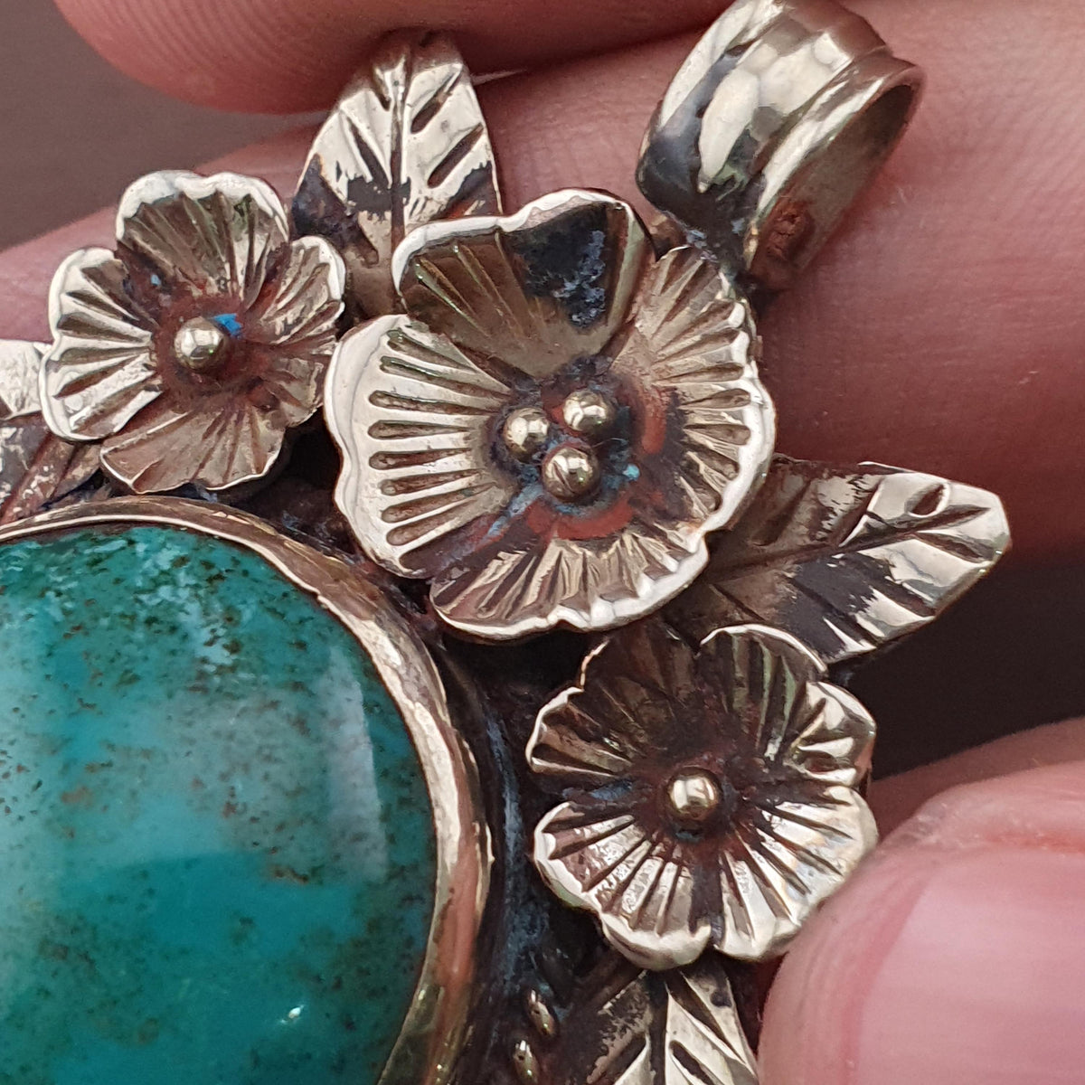 Pendentif en Laiton et Turquoise à Motif Floral Vintage