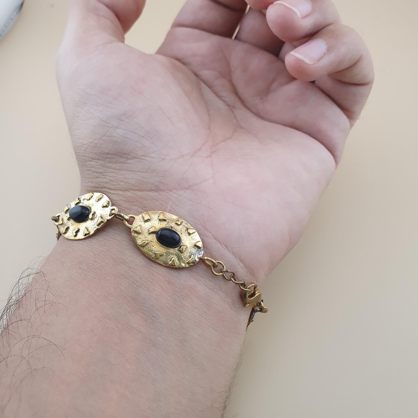 Geometrisches Vintage-Armband aus Messing und Onyx