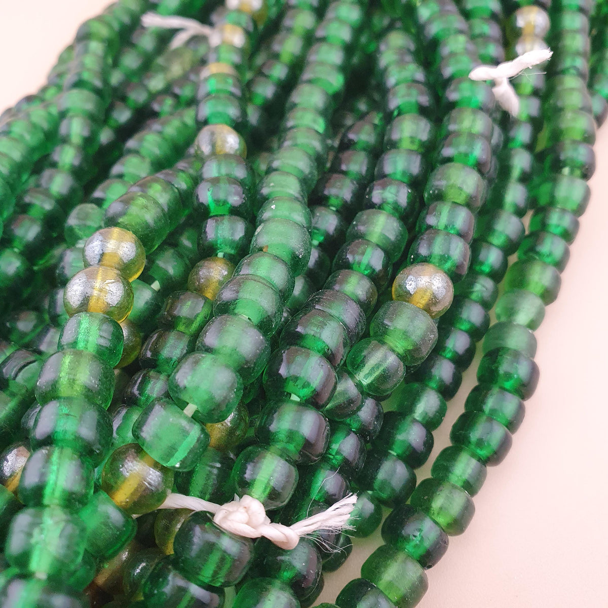 Collier en perles de verre vertes de style africain vintage de 24 pouces