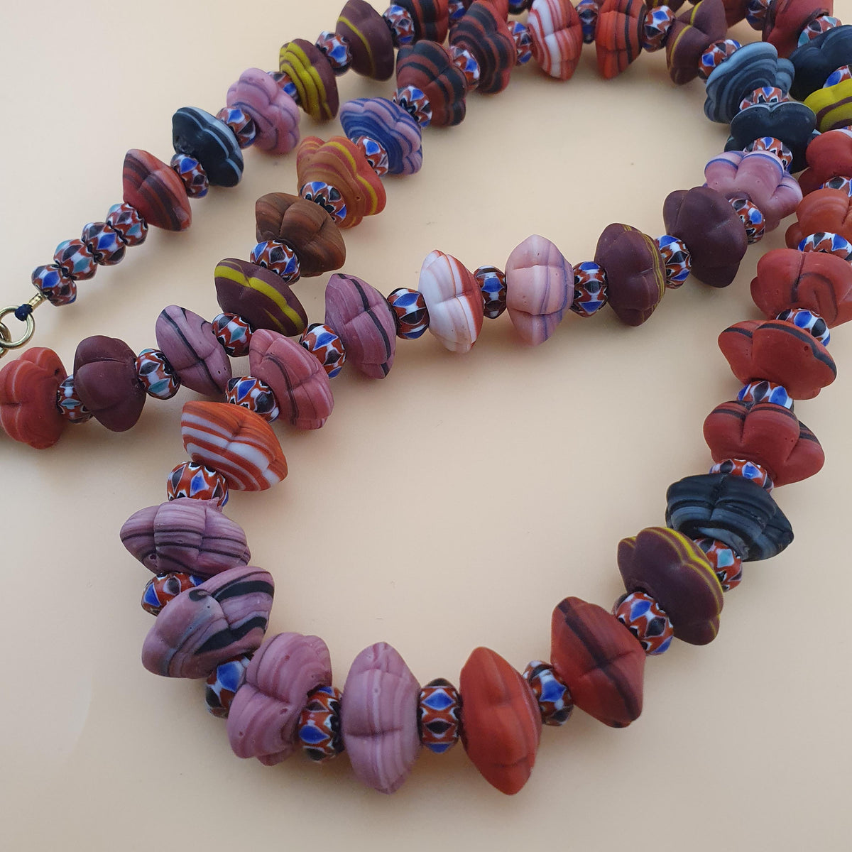 Collier perles de verre vintage vénitien style africain forme fleur et chevrons 26 pouces