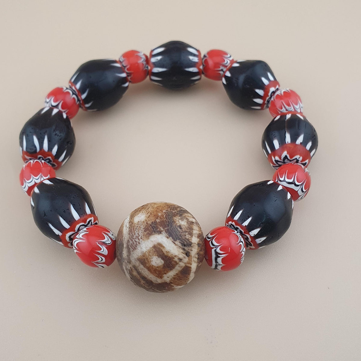 Bracelet vintage en verre à chevrons et de style vénitien avec Pyu Pumtek