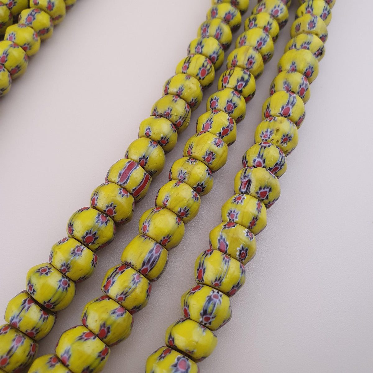 Colliers de perles de verre jaunes « yeux » de style vénitien vintage – 56 cm
