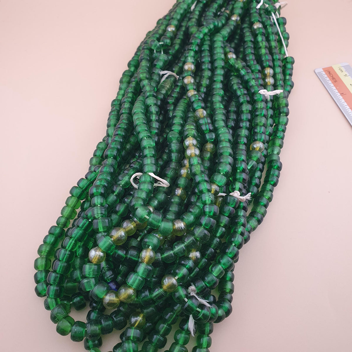 Collier en perles de verre vertes de style africain vintage de 24 pouces