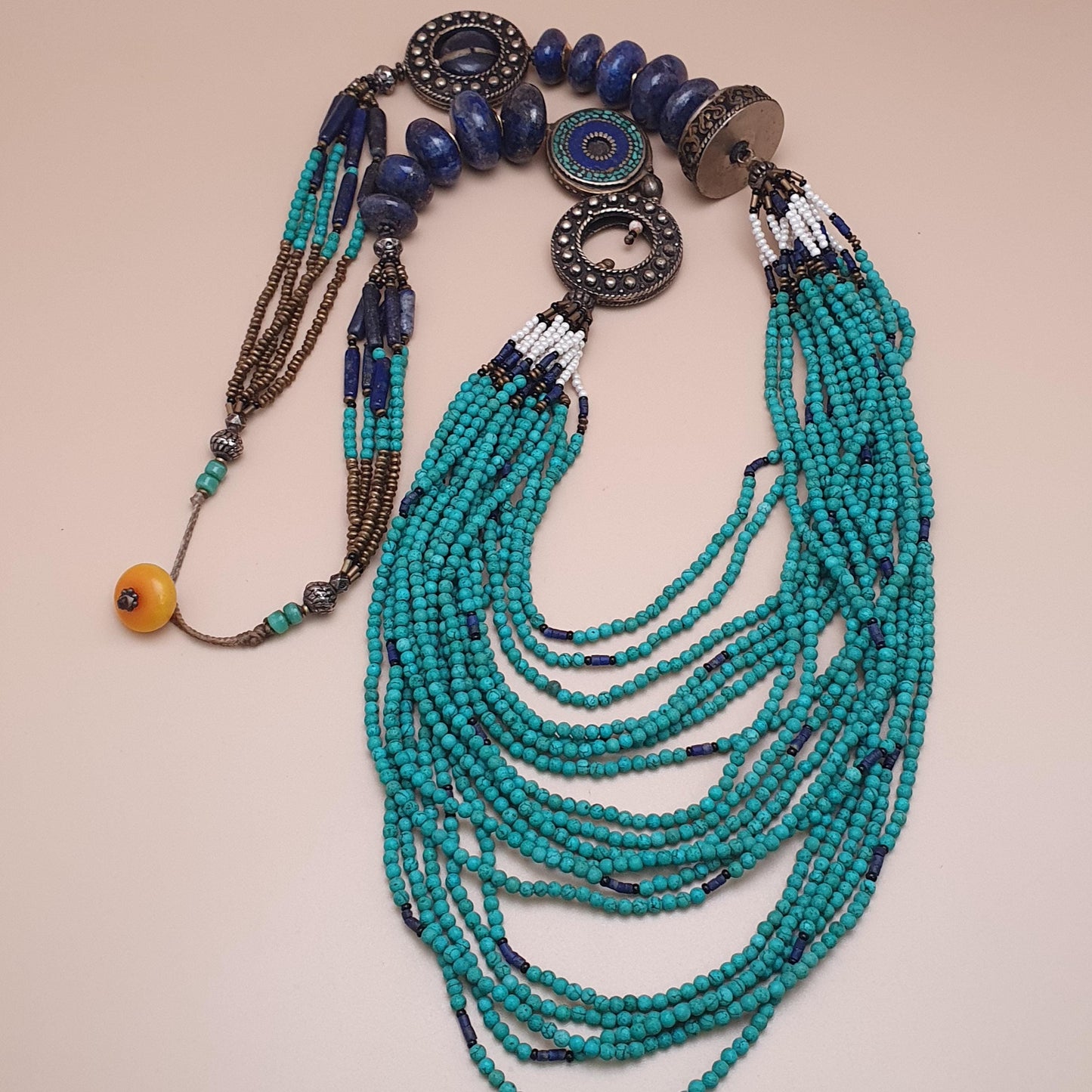 Vintage Tribal Mehrreihige Halskette mit Türkis, Howlith und Lapislazuli mit antikem Messing-Design