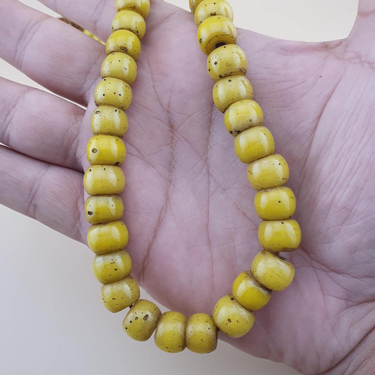 Anciennes Perles en Verre Jaunes Style Africain, 22 pouces
