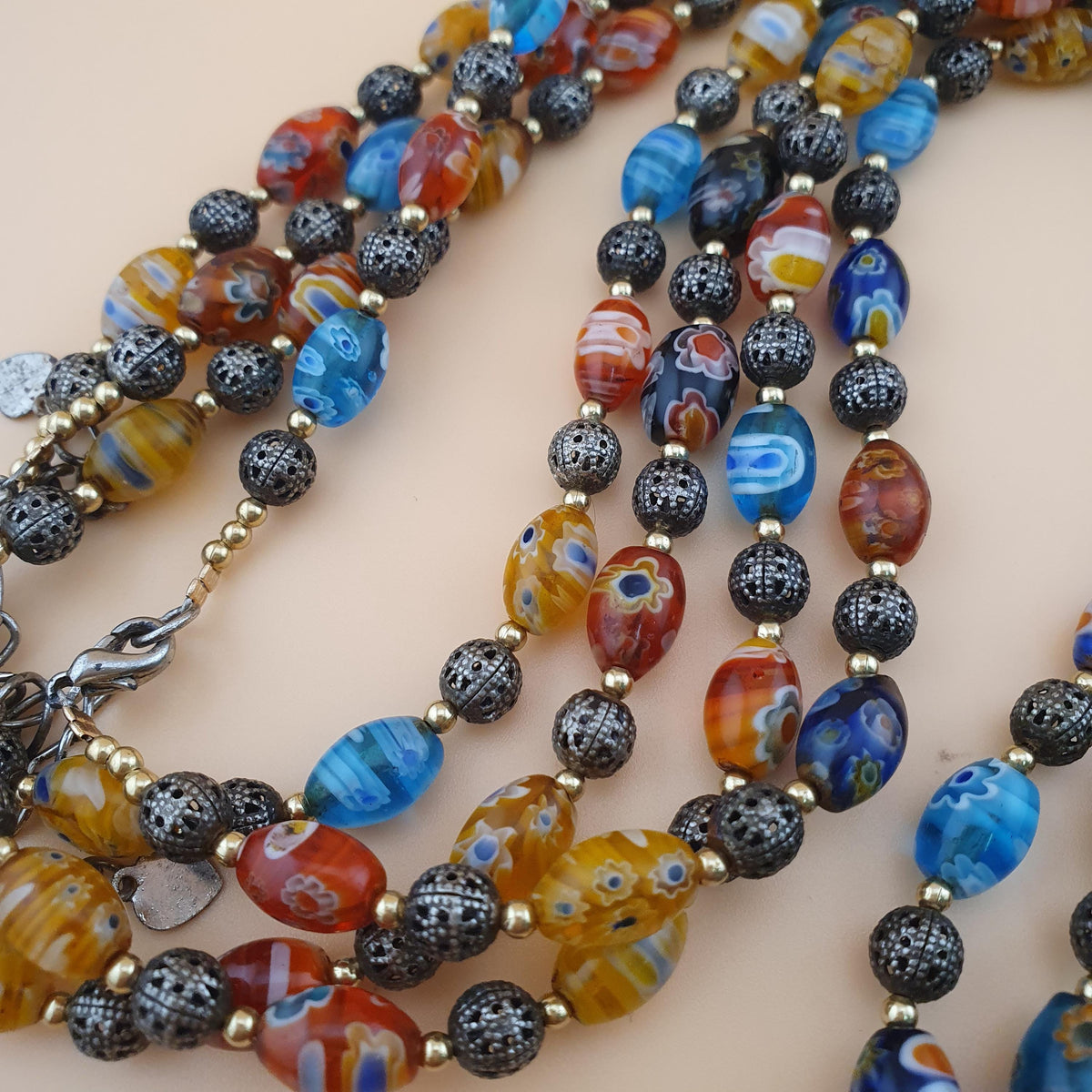 Collier de Perles en Verre Floral Style Vénitien Vintage et Laiton Ancien 24 pouces