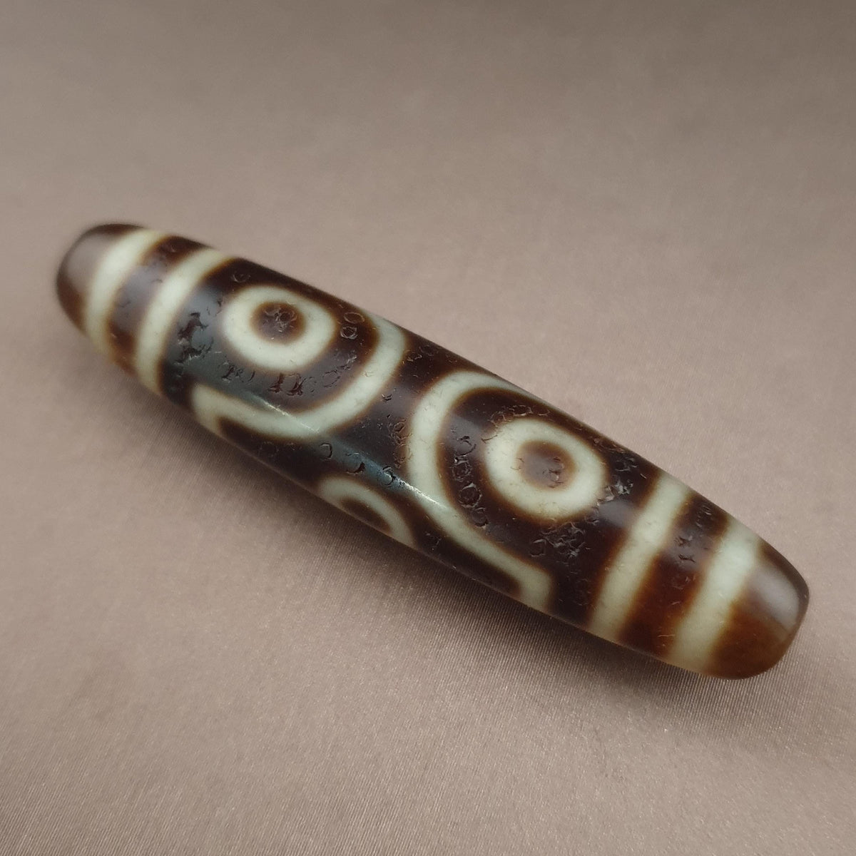 Amulette tibétaine ancienne Perle Dzi en Agate de l'Himalaya à 6 Yeux